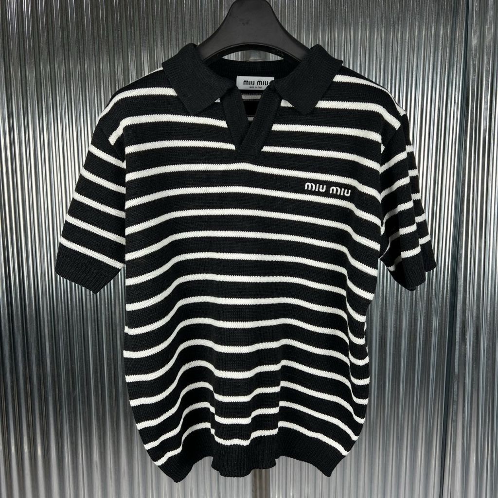 미우미우 스트라이프 오픈 카라 반팔 니트
