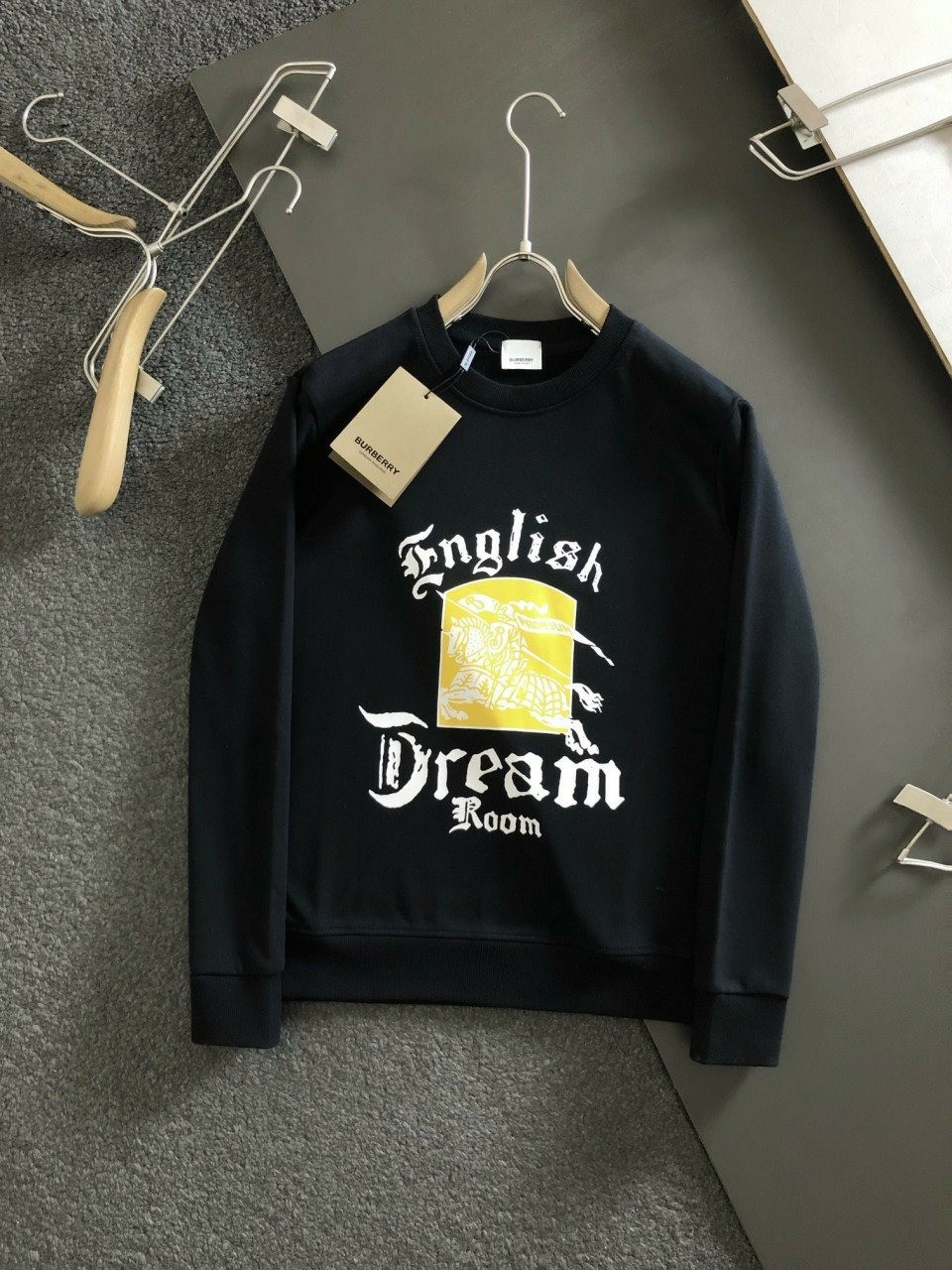 버버리 옐로우기사 레터링 맨투맨