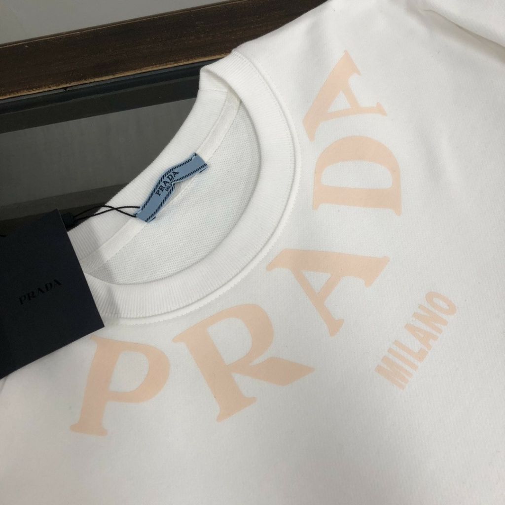 프라다 넥나염 화이트 로고 맨투맨