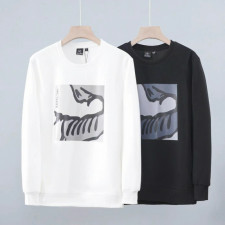 아크테릭스 스켈레타일 프린트 맨투맨