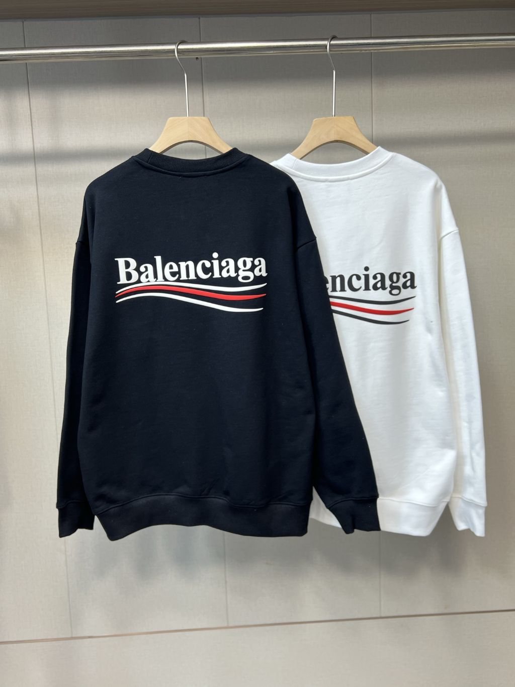 발렌시아가 웨이브로고 맨투맨