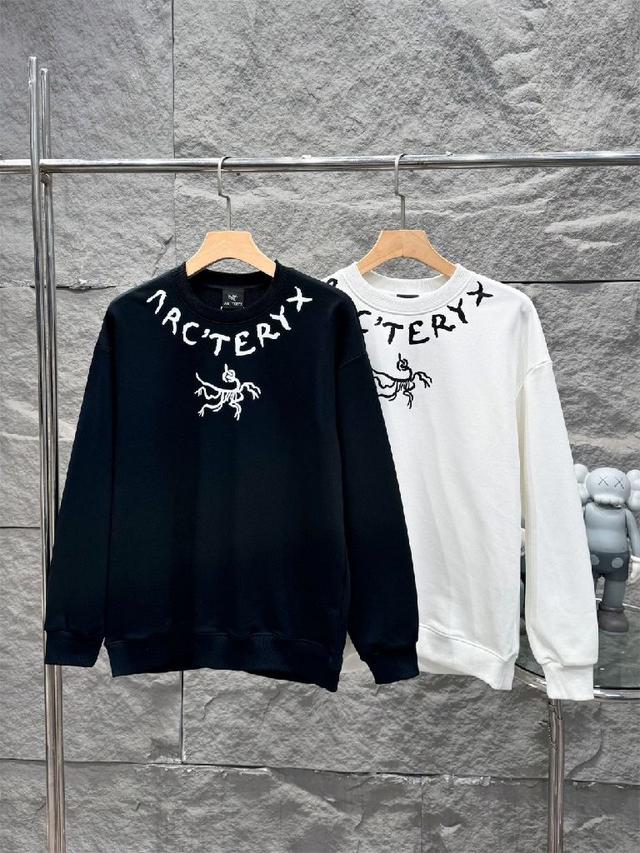 아크테릭스 넥로고 나염 맨투맨