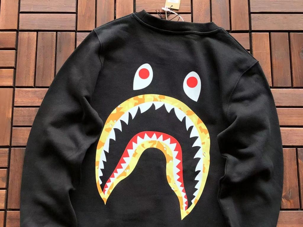 스투시 X 베이프 콜라보 골드 샤크 맨투맨