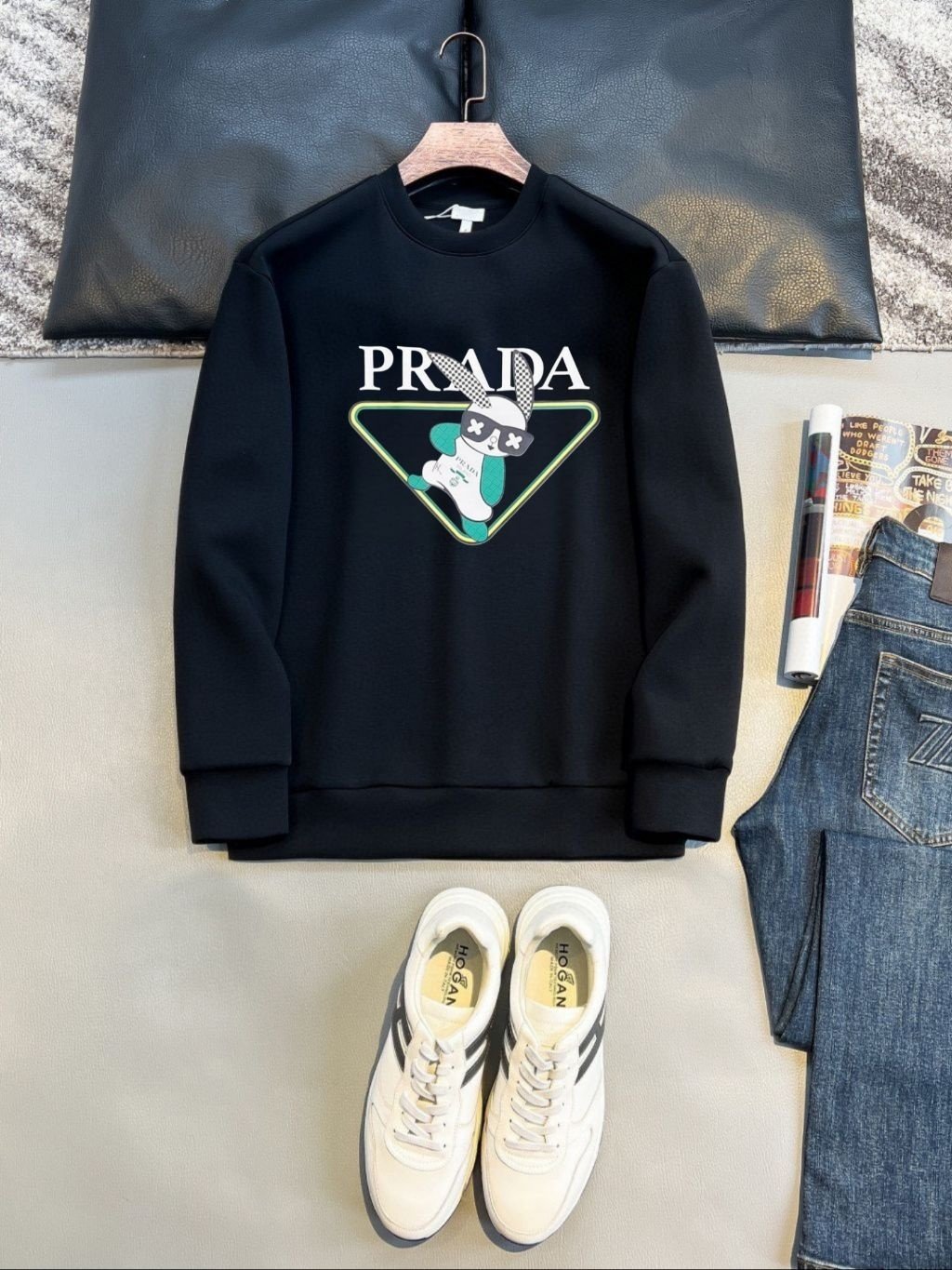프라다 레빗 삼각 로고 맨투맨