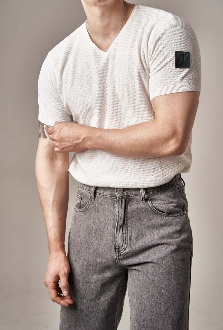 무스너클 V넥 반팔 니트