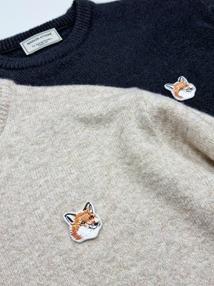 메종키츠네 폭스헤드 옐로우 패치 울 라운드 니트