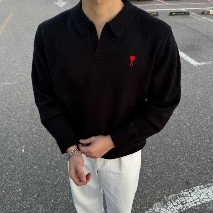 아미 스몰 레드 하트 오픈 카라 니트