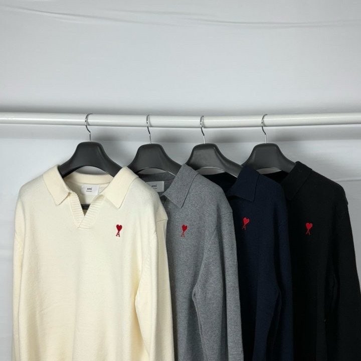 아미 스몰 레드 하트 오픈 카라 니트