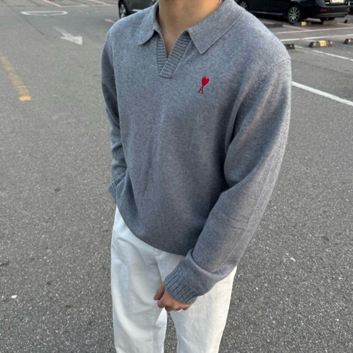 아미 스몰 레드 하트 오픈 카라 니트