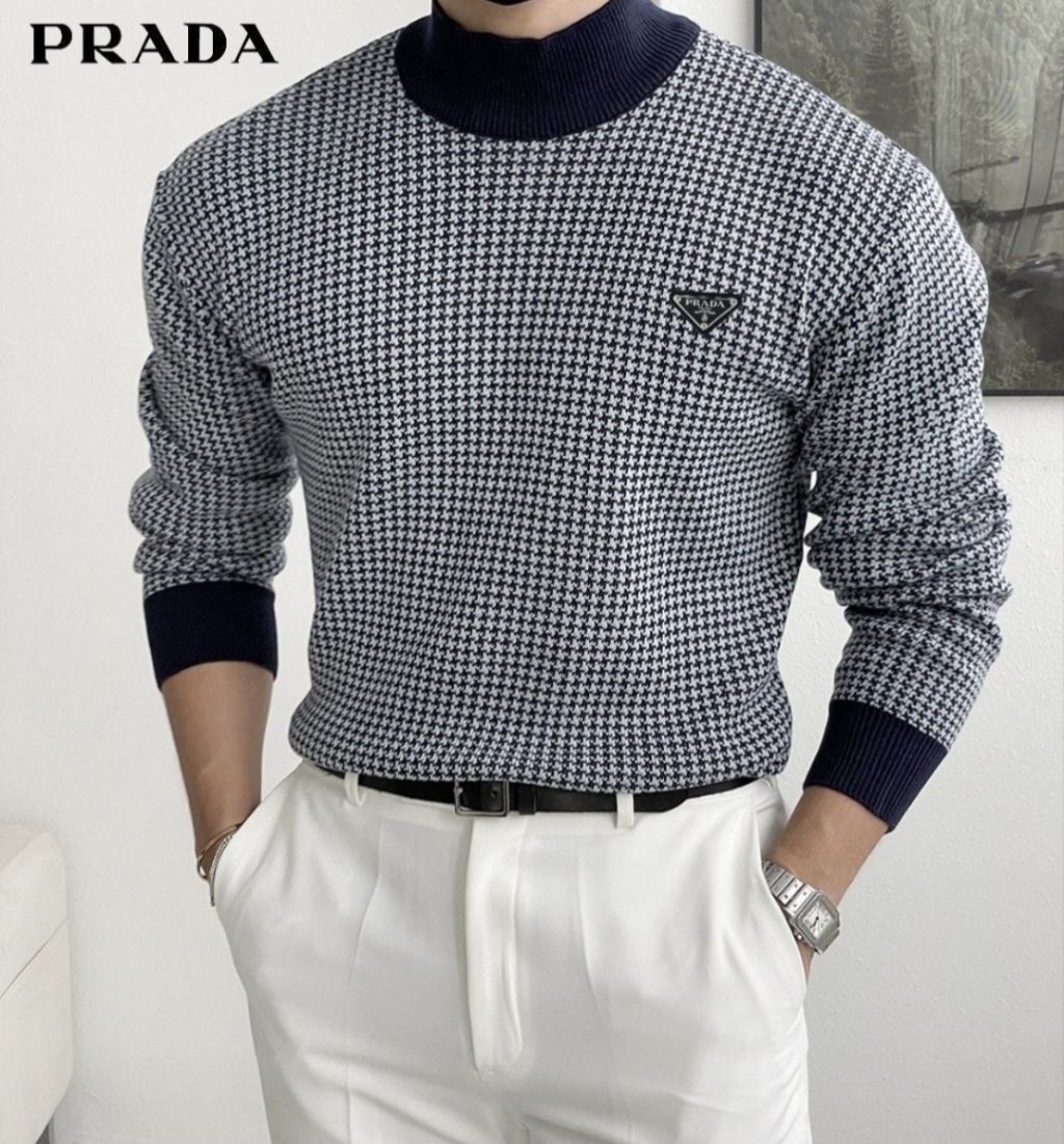 프라다 삼각 로고 터틀넥 반목 니트