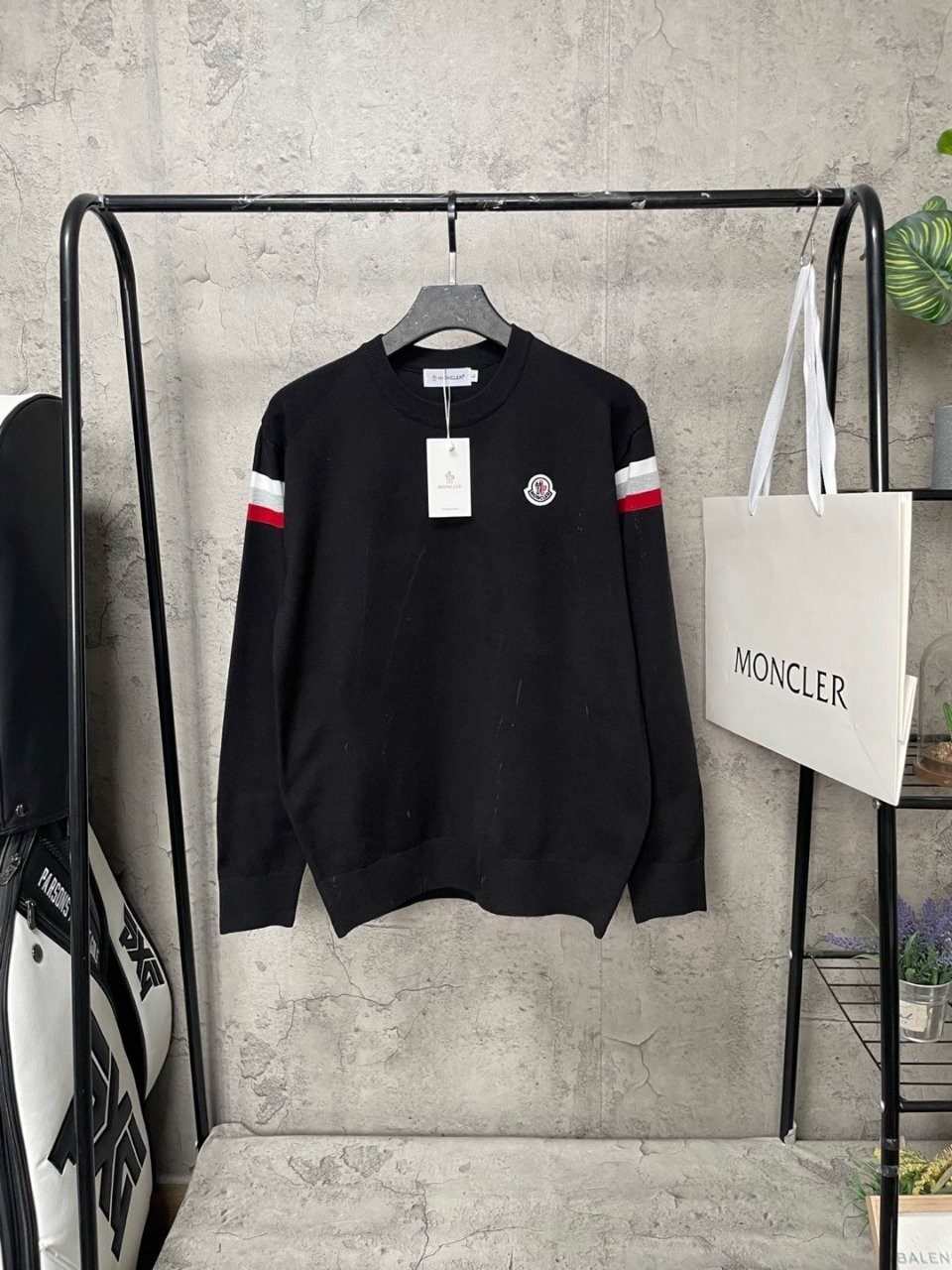 몽클레어 삼선 숄더 라인 라운드 니트