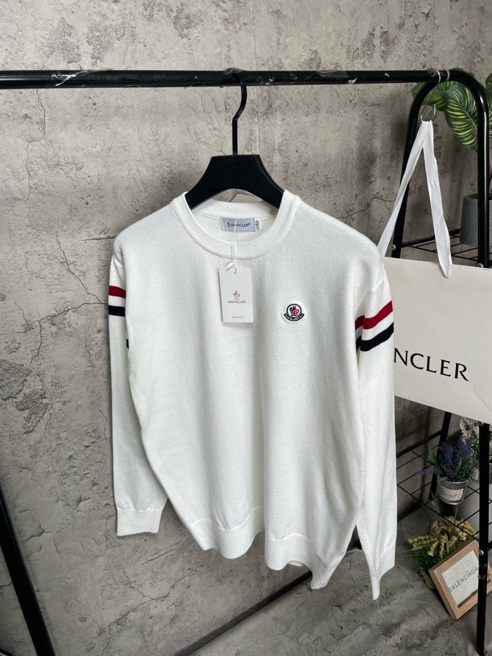 몽클레어 삼선 숄더 라인 라운드 니트