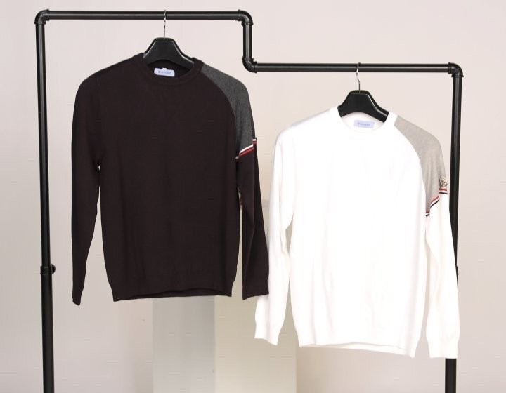 몽클레어 숄더 포인트 라운드 니트