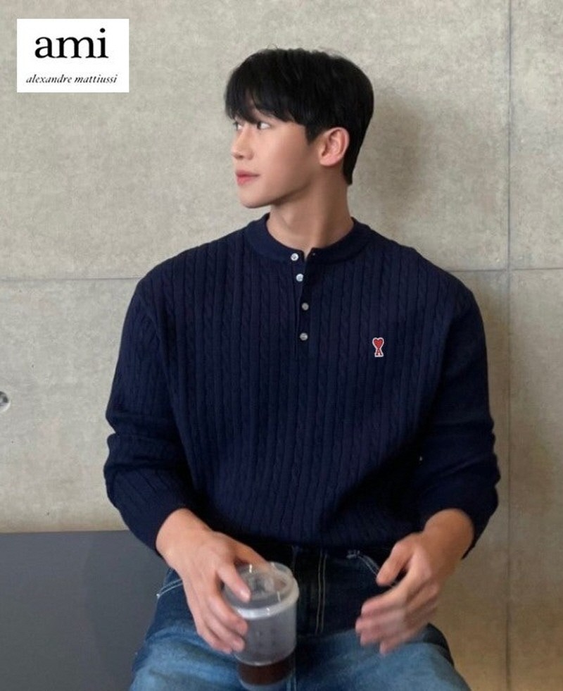 아미 스몰 패치 헨리넥 버튼 니트