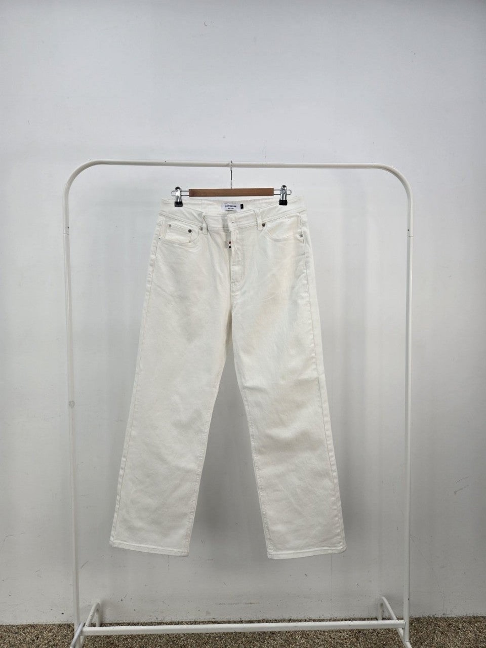 톰브라운 세미 일자 화이트 진 청바지