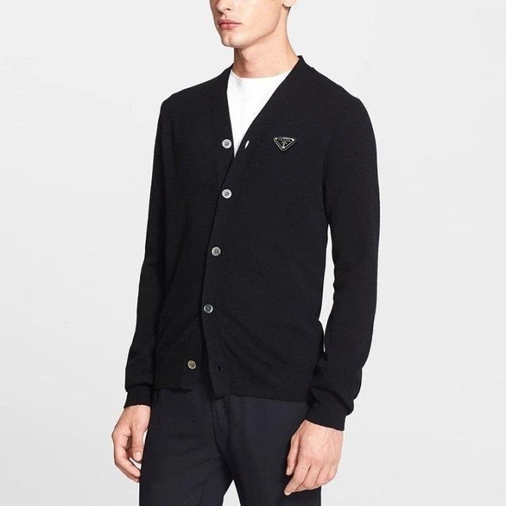 프라다 플레이트 베이직 브이넥 가디건
