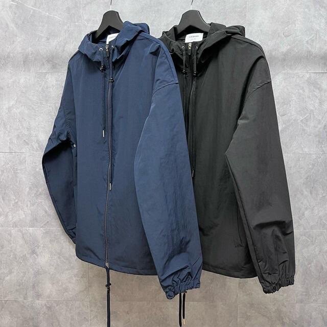 톰브라운 백 스트라이프 바람막이