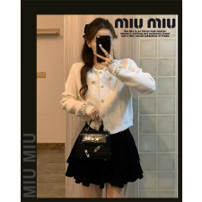 미우미우 여성 25-845 진주 보석 장식 니트 가디건