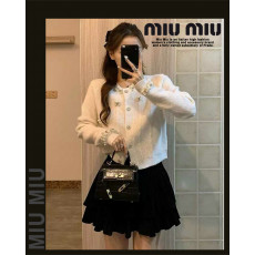 미우미우 여성 25-845 진주 보석 장식 니트 가디건