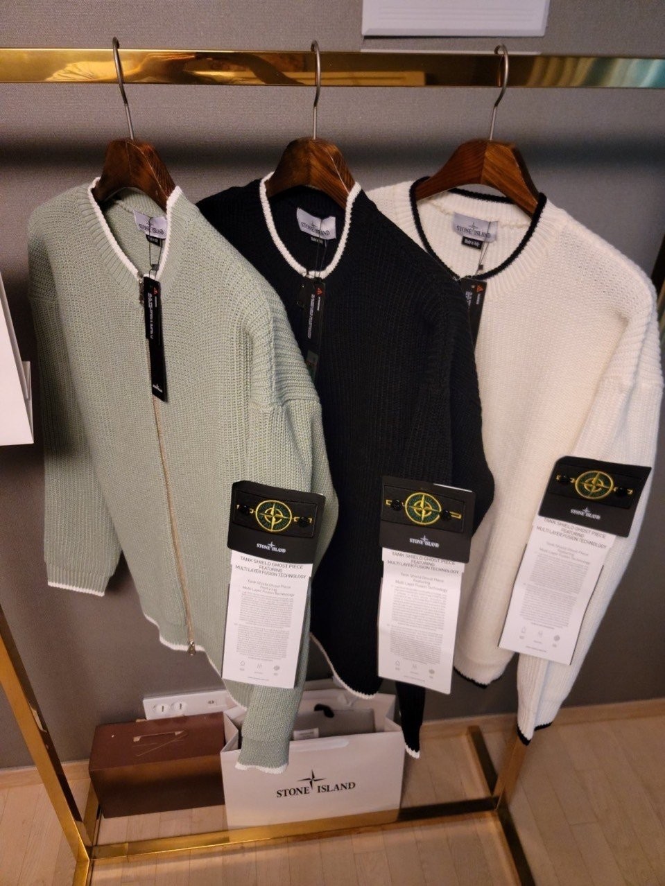 스톤아일랜드 와펜 패치 배색 포인트 라인 니트 집업