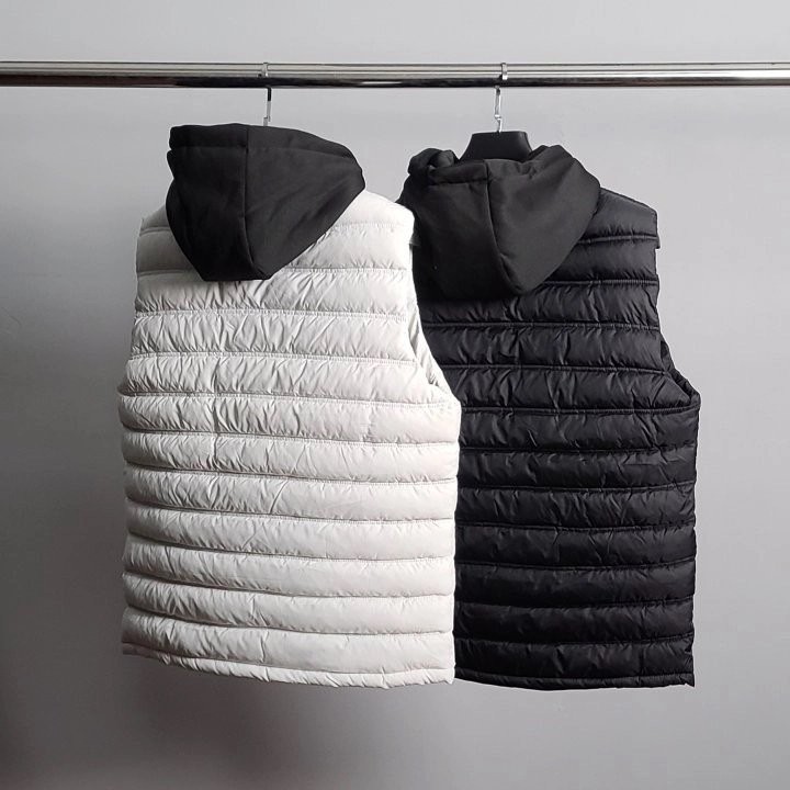 스톤아일랜드 자수 패치 경량 후드 패딩 조끼