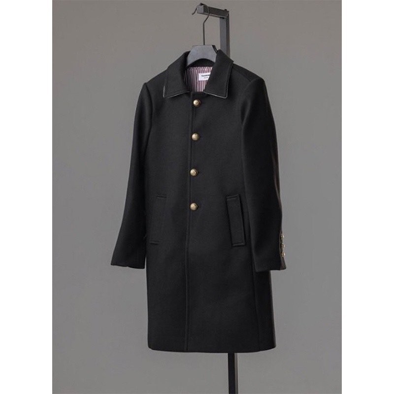 톰브라운 금장 삼선띠 로고 미들 코트