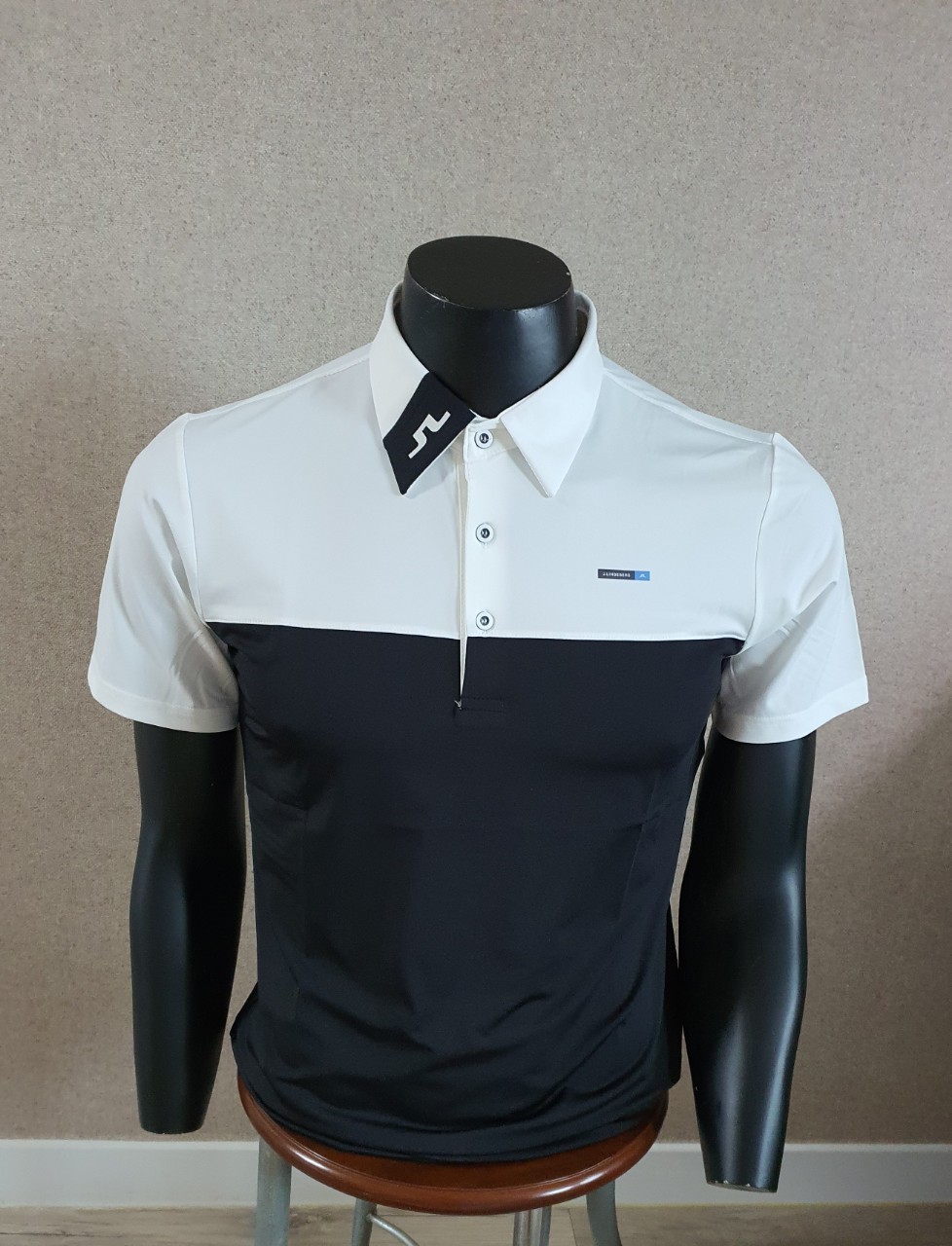 제이린드버그 빛 반사 로고 포인트 반팔 카라티