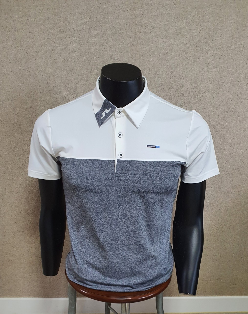 제이린드버그 빛 반사 로고 포인트 반팔 카라티