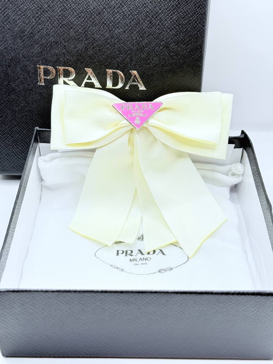 프라다 PDA07 삼각 로고 헤어 리본핀